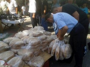 Manisa'da Yol Üzerinde Ekmek Satanlara Ceza Kesildi