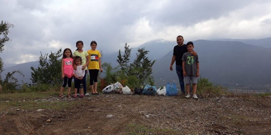 Tatile gelen gurbetçi çocuklarıyla birlikte çöp topladı