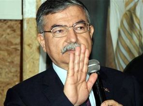 Bakan 5 akrabasını kazada kaybetti