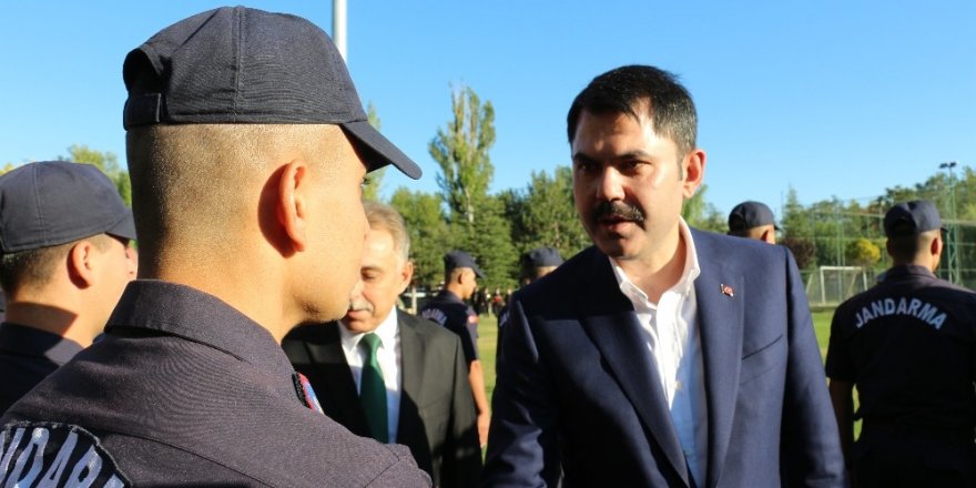 Bakan Kurum, bayram namazını kıldı, jandarma personeli ile bayramlaştı