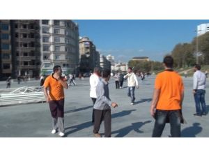 Taksim'de Döner Bıçaklı Şahıs Polisi Alarma Geçirdi (Özel)