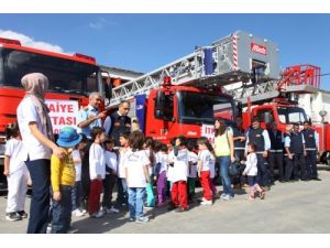 Minik Öğrenciler İtfaiyecilere Çiçek Verdi