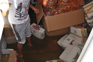 Depo ve evi lağım suyu bastı