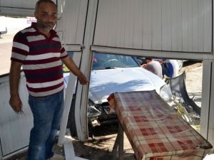 Kontrolden Çıkan Araç Ekmek Büfesine Çarparak Durabildi