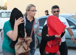 Hırsız kadınlar iş yeri sahibine yakalandı