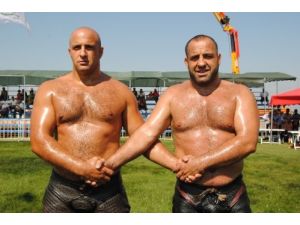 Abi - Kardeş, 25 Yıldır Birbirini Yenmek İçin Centilmence Güreşiyorlar