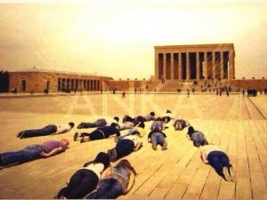 Anıtkabir'de yatan adam eylemi