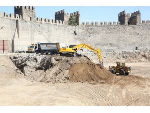 Kale İçinde Kazı Çalışmaları Başladı