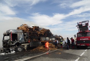 Konya'da seyir halindeki saman yüklü tır yandı