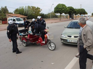 Otomobil elektrikli bisiklete çarptı