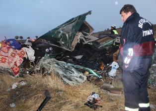 Kamyon ile otomobil çarpıştı: 1ölü, 2 yaralı