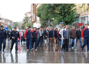 Sağlıkçılar Yağmur Altında Yürüdü