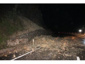 Dağdan Kopan Kaya Parçaları Araçlara Zarar Verdi