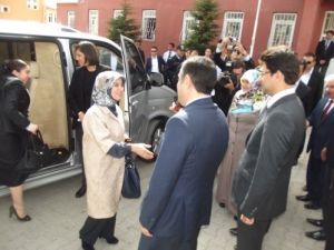Dışişleri Bakanı Davutoğlu'nun Eşinden Erciş Ziyareti