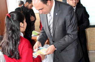 SEDEP'te kitap dağıtımı