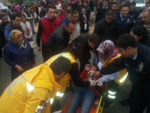 Kaldırıma Çıkan Otomobil Yayaları Ezdi