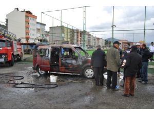 Otomobil, Sürücü Marşa Bastığı Sırada Alev Aldı