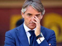 Mancini'yi ilk maçında dövdüler