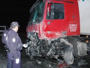 Kamyonetle TIR çarpıştı: 2 ölü, 2 yaralı