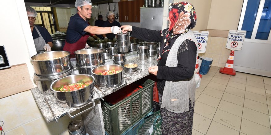 İhtiyaç sahiplerinin  sofrasına gidiyor