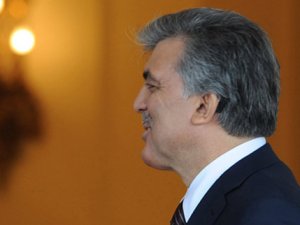 Cumhurbaşkanı Gül'ün kulağında ne var?