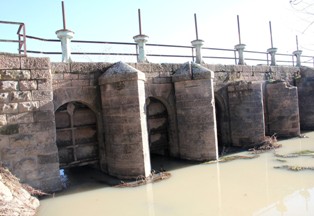 Tarihi taş köprü onarılmayı bekliyor