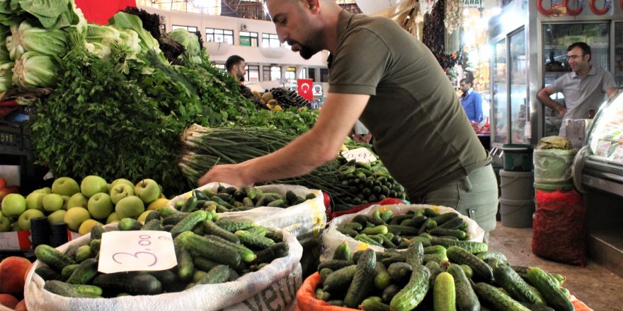 Çarşıda turşu  alışverişi yoğunluğu