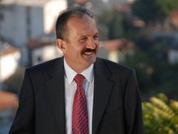 MHP Fethiyeli başkanın Türkçe Kürtçe afişini affetmedi