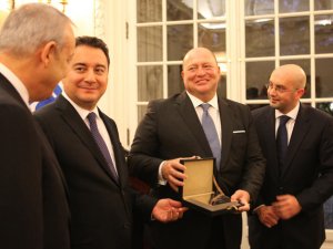 Mustafa Koç'a ödülünü Ali Babacan verdi!