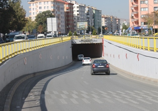 Alt geçitler beyaza boyandı
