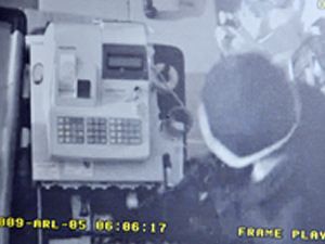 Hırsız güvenlik kamerasına yakalandı