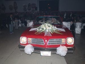 Gelin arabasıyla düğün salonuna girdiler