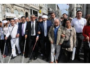 Görme Engelliler İçin İstiklal'de Yürüdüler