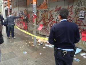 İstiklal Caddesi'nde Yürürken Kafasına Taş Düştü