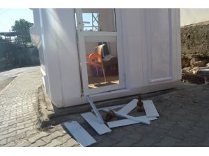 Ekmek Büfesine Zarar Verdiler