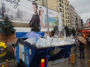 Kırılan Şemsiyeler, Hurdacılara Ekmek Kapısı Oldu