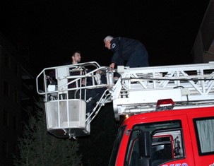 Kapı sesini hırsız zannetti, balkonda mahsur kaldı