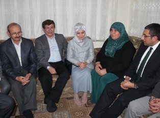 Bakan Davutoğlu çay sözünü tuttu