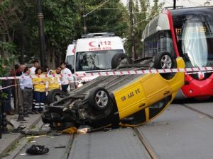 Tramvay Yoluna Giren Taksi Takla Attı