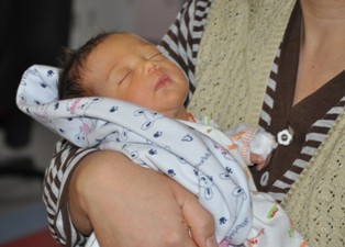 Anne karnındayken kan verilen bebek dünyaya geldi