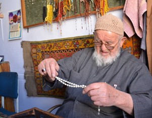 Tespih taneleriyle geçen bir ömür