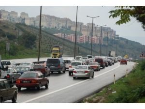 Tatilciler Kocaeli'nde Trafiğe Takıldı