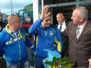 Fenerbahçe Kafilesi Kayseri'de Çiçeklerle Karşılandı