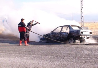 Kamyonla çarpışan otomobil yandı: 1 yaralı