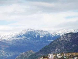 Toroslar'a sonbaharın ilk karı yağdı