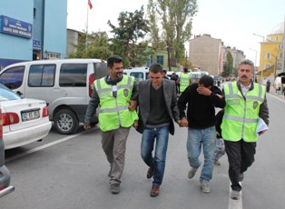 Yol bitince kaçamadılar