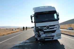 TIR otomobili biçti: 5 ölü