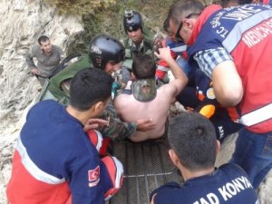 Kayalardan düşen genç kurtarıldı