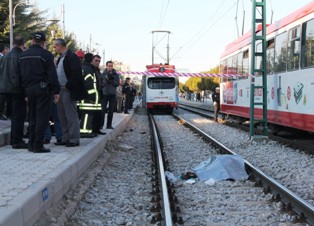 Tramvayın çarptığı şahıs öldü