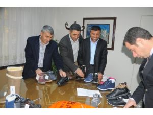 İhtiyaç Sahibi Öğrencilere Kışlık Bot Hediyesi